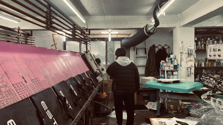 제조업체를  방문한 브랜드부스트 김효재 대표