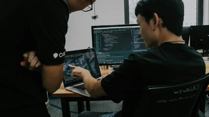 테크니컬 seo 설정 기술 작업하는 리드젠랩 팀원과 고객사