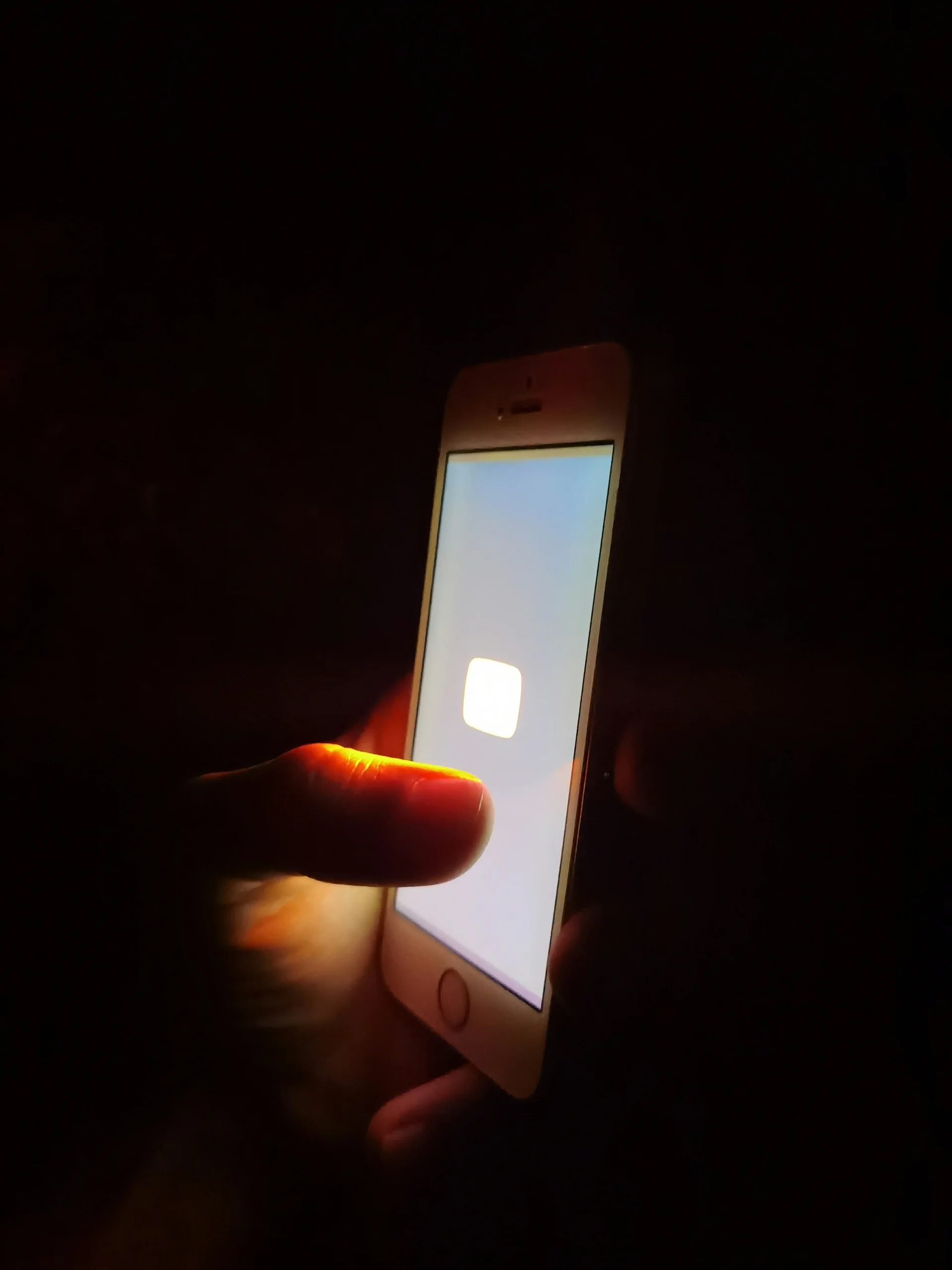 한밤중 핸드폰 이미지