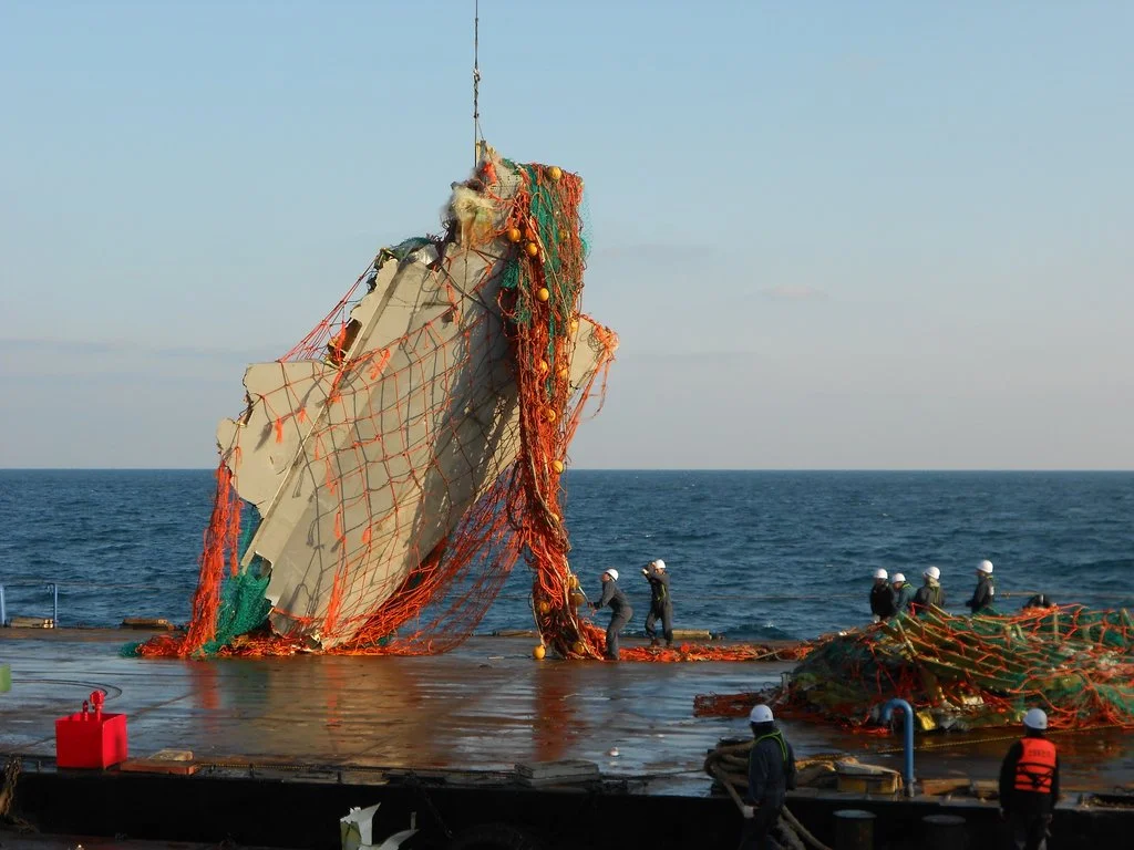 승객 소지 보조배터리에서 불꽃이 일어나는 장면 — 리튬배터리 화재 위험