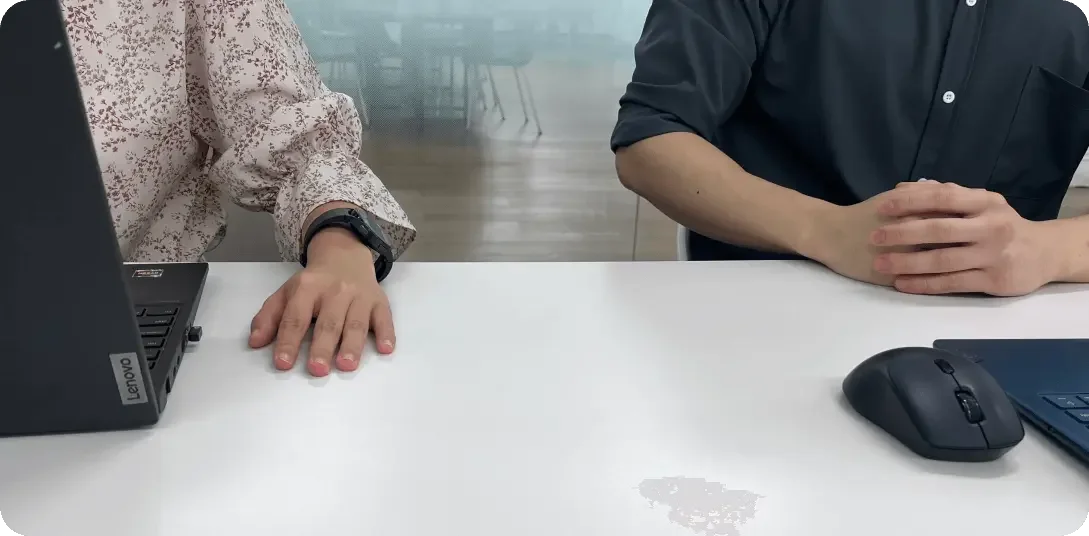 코드박스 경영지원팀 심윤주 매니저와 김진권 매니저가 구매관리 경험을 이야기하는 인터뷰 현장