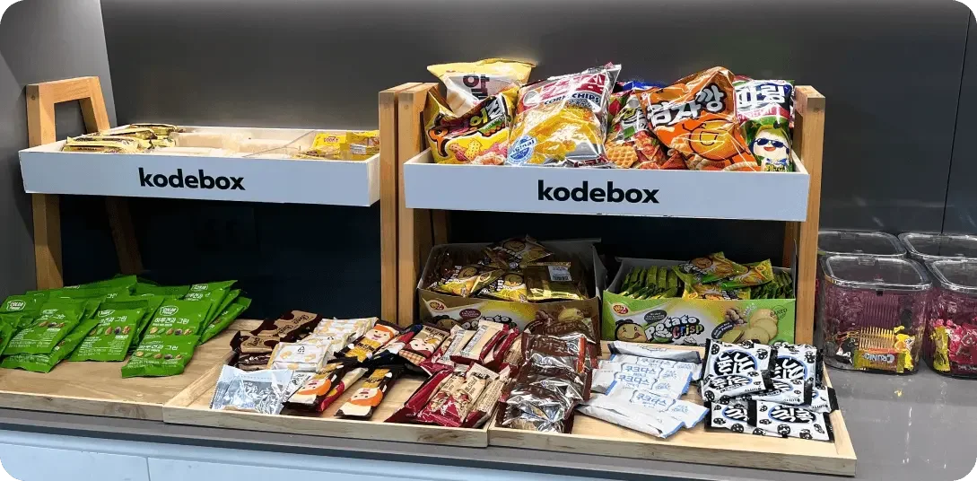 에어서플라이를 통해 운영 중인 코드박스 탕비실의 간식대 모습