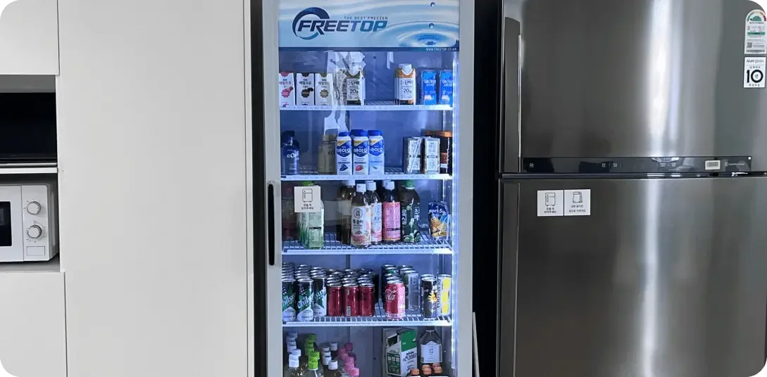 코드박스 사무실의 탕비실 냉장고, 음료와 간식이 정리된 모습