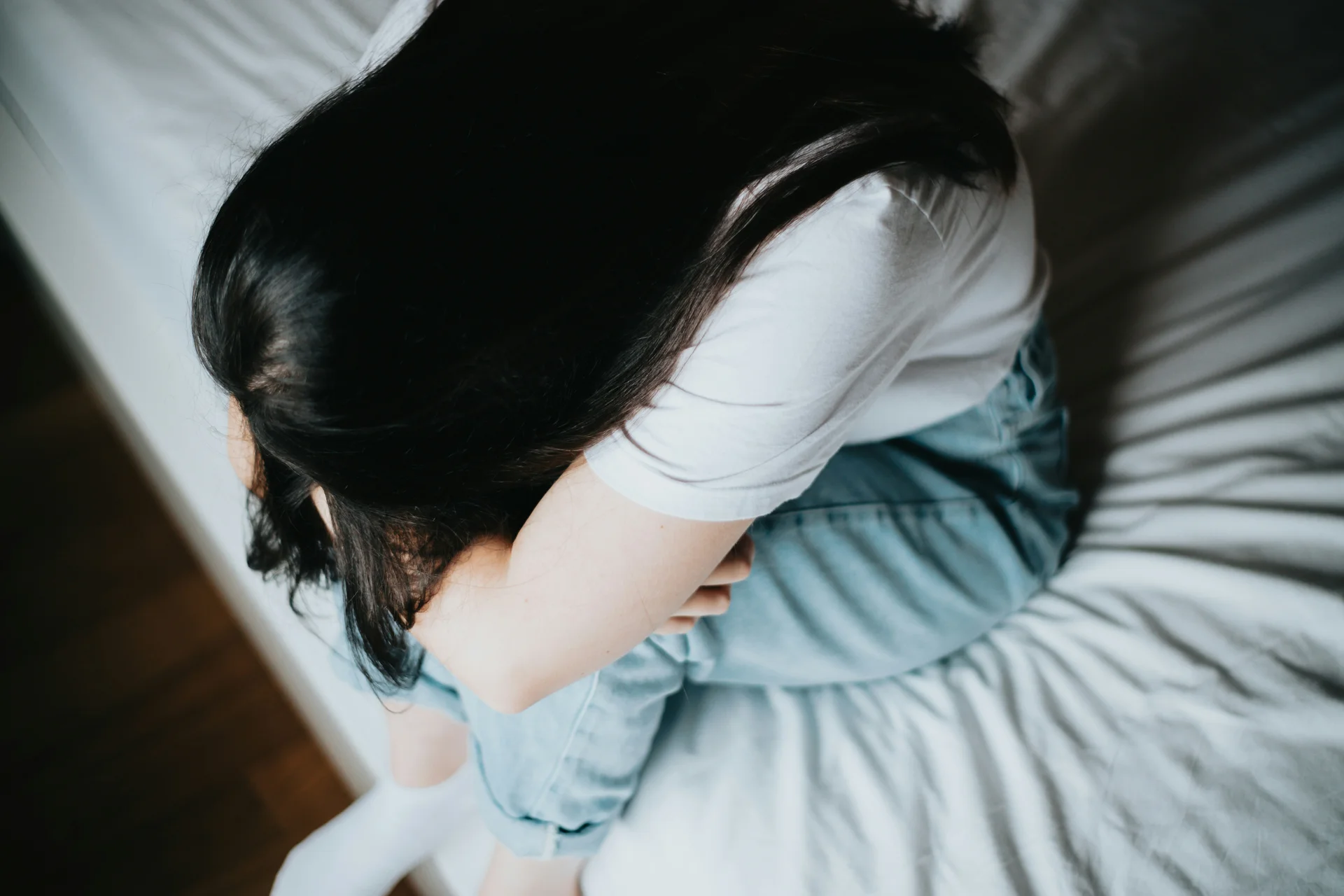 수면제 장기복용으로 우울증과 불안이 악화된 모습 정신적 부작용과 의존성