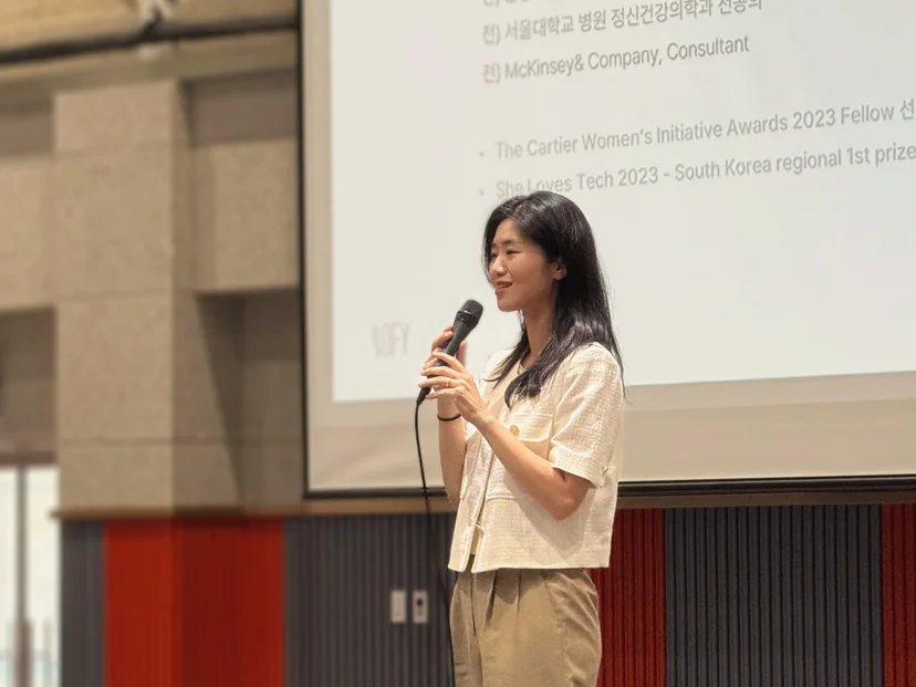업피플 문우리 대표님이 MPW Korea 전사 팀빌딩 워크샵에서 연사로 프로그램을 진행하고 있다.