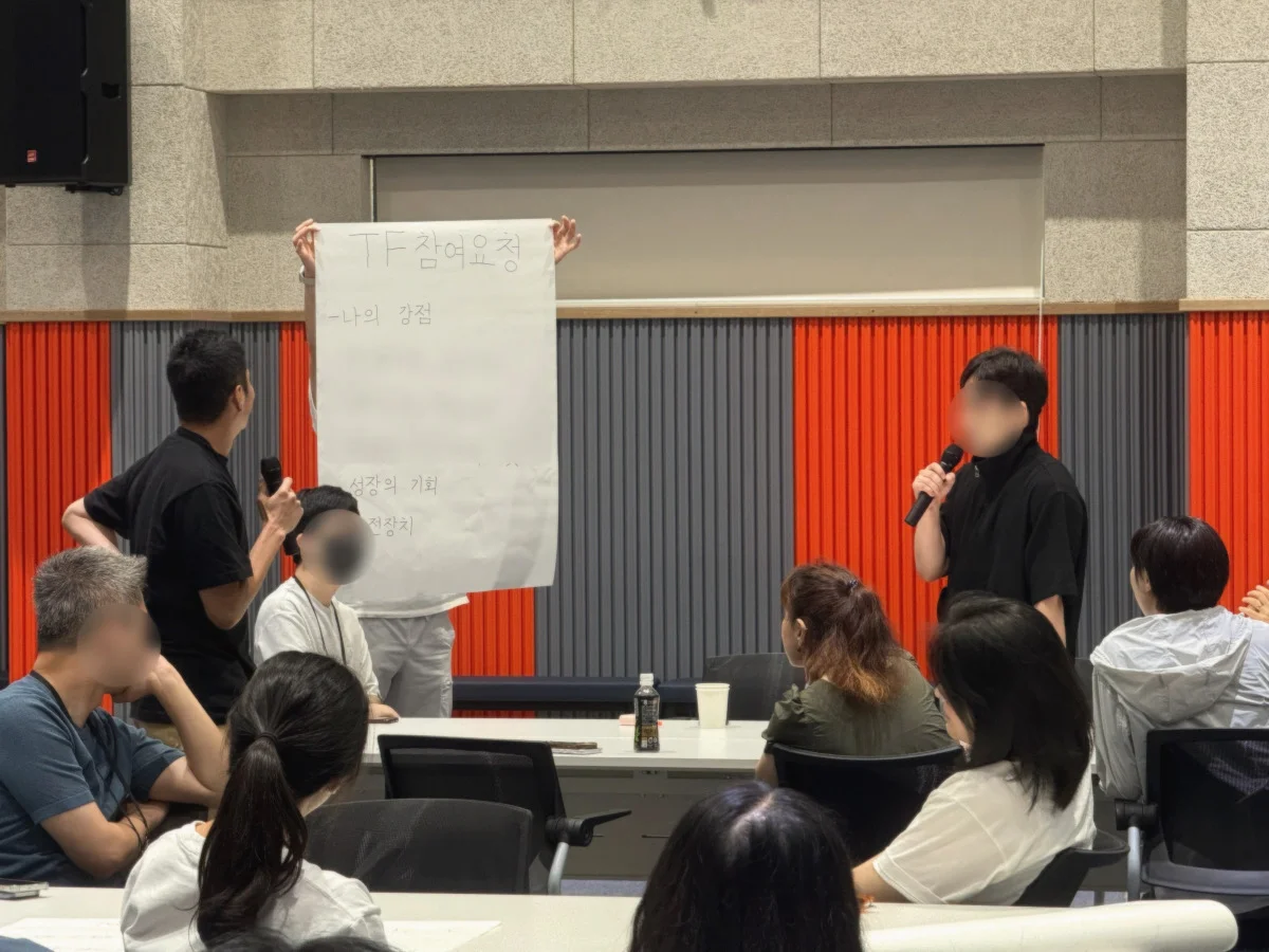 업피플 팀빌딩 워크샵에서 MPW Korea 직원들이 롤플레잉을 진행하고 있다.