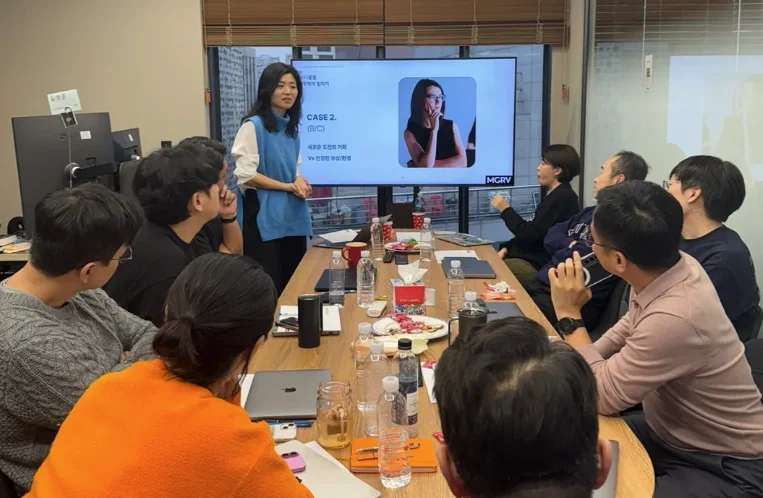 2024년 11월 진행한 탑팀 얼라인먼트 워크샵, 휴이노의 탑 리더들이 모여 액티비티를 진행하고 있다.