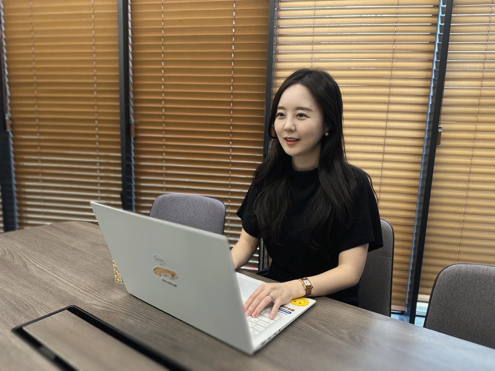 휴이노 회의실에서 HR 리드 이고은님이 인터뷰에 참여하고 있다.