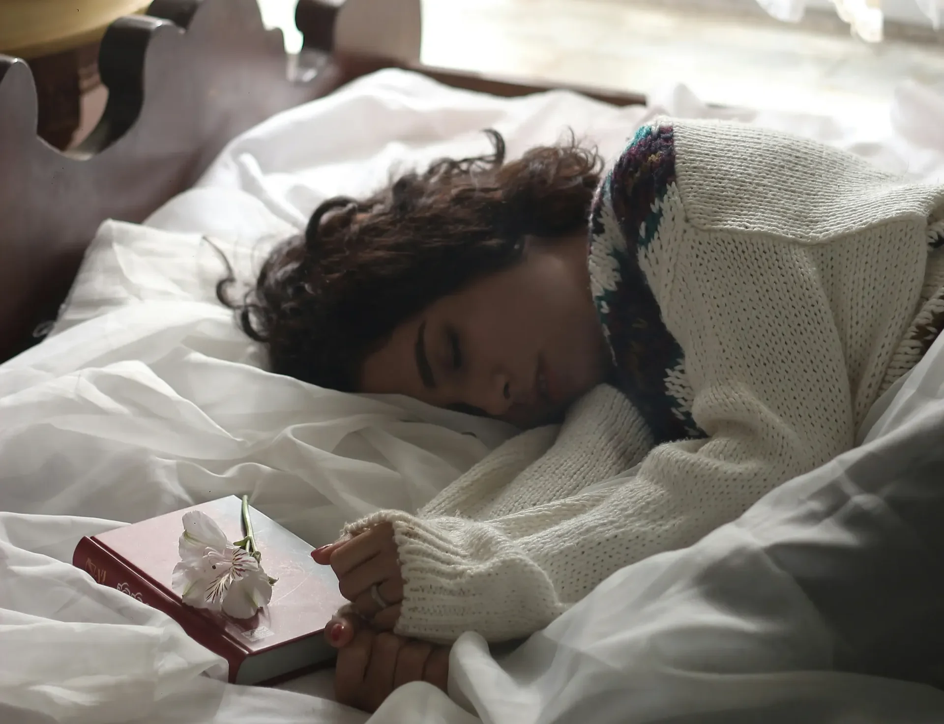 수면 영양제 먹고 깊이 잠든 여성