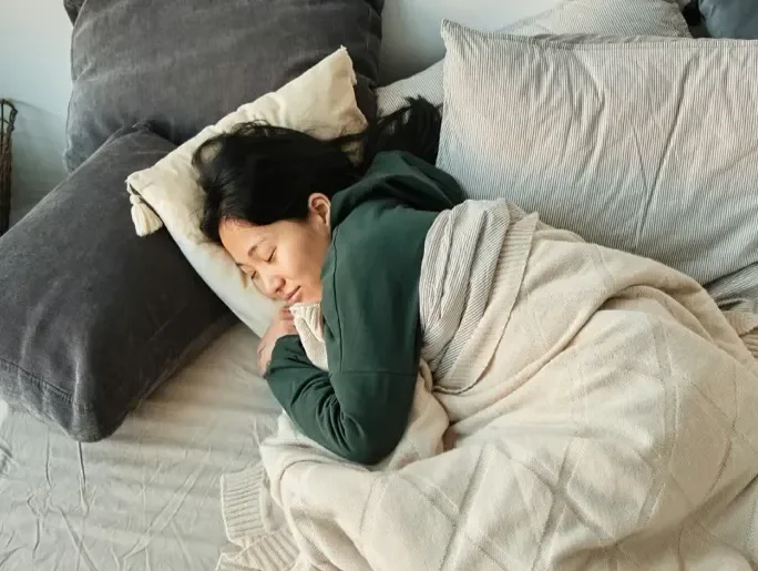 수면 영양제 먹고 잠든 여성