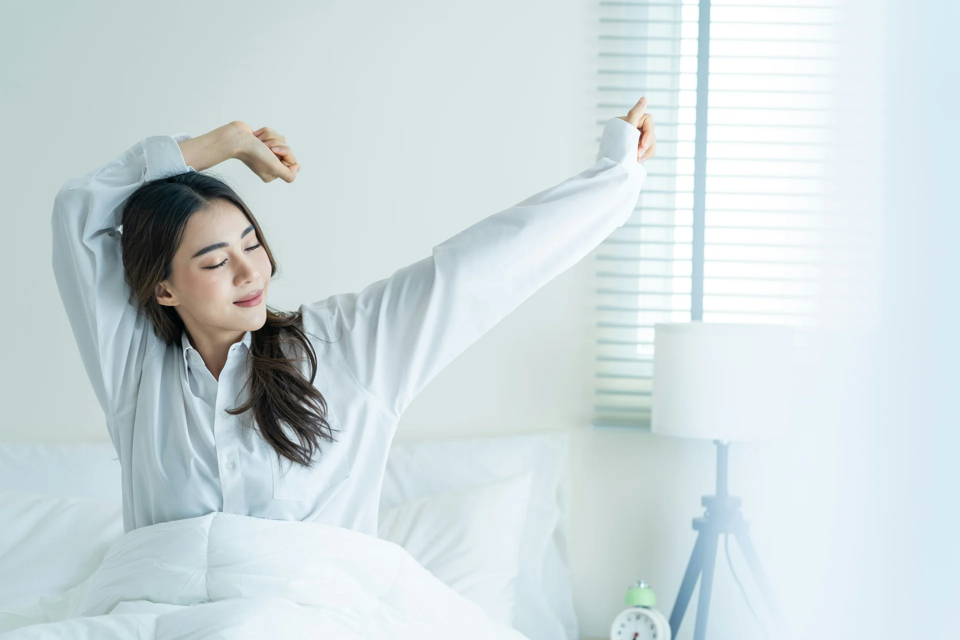 테아닌 복용 후 숙면을 취하고 개운하게 일어나는 여성 - 수면의 질 개선 효과