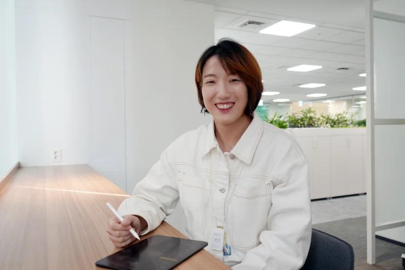 다우오피스HR 사무실 내 의자에 앉아 미소를 짓고 있는 정민경 선임