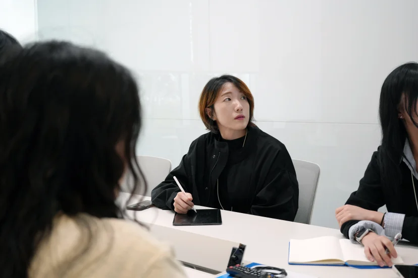 다우오피스HR 정민경 선임이 동료들과 함께 회의에 참석 중인 모습