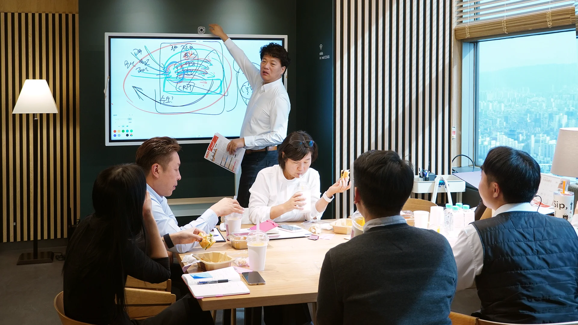 회의 내용이 적힌 모니터를 가리키는 대표님의 모습