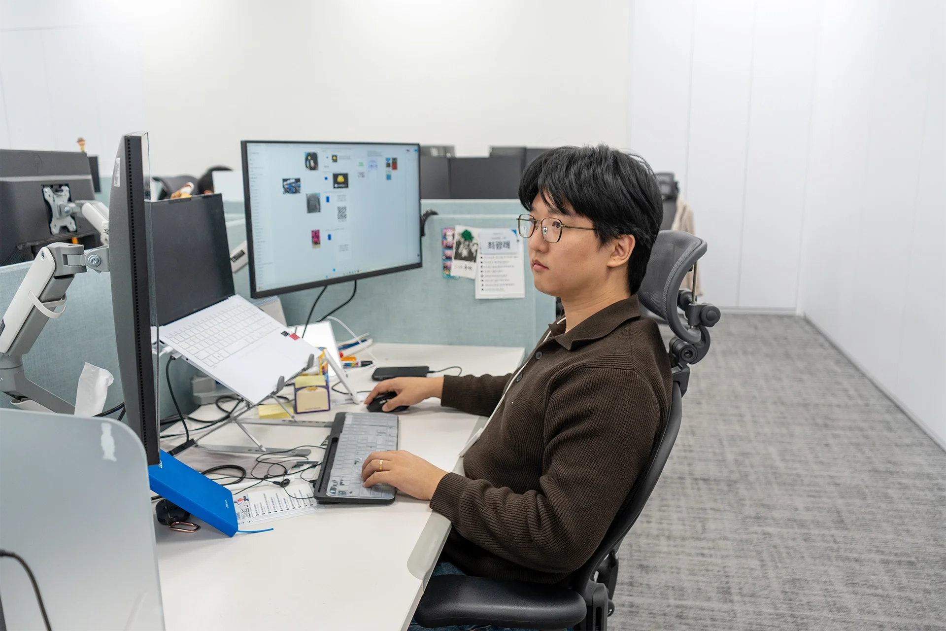  다우오피스HR 마케터 최광래 선임이 데스크톱으로 업무를 하는 모습