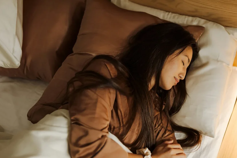 천연 수면영양제 숙면 효과로 잠든 여성
