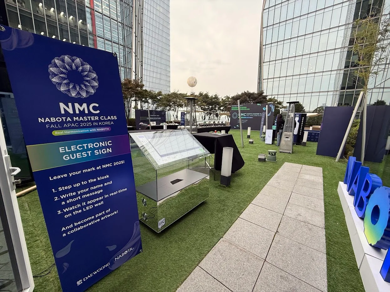 2025 Nbota Master Class(Fall Apac 2025)에 사용된 투명 전자 방명록