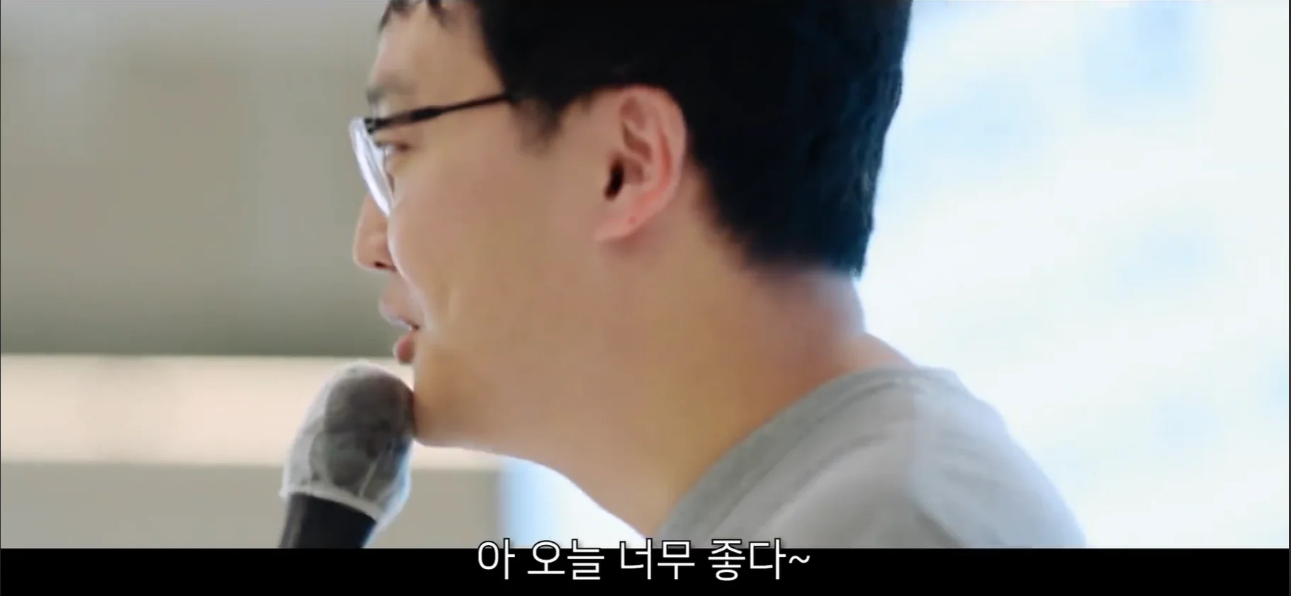 반대 의견을 듣고 즐거워하는 토스 대표의 모습