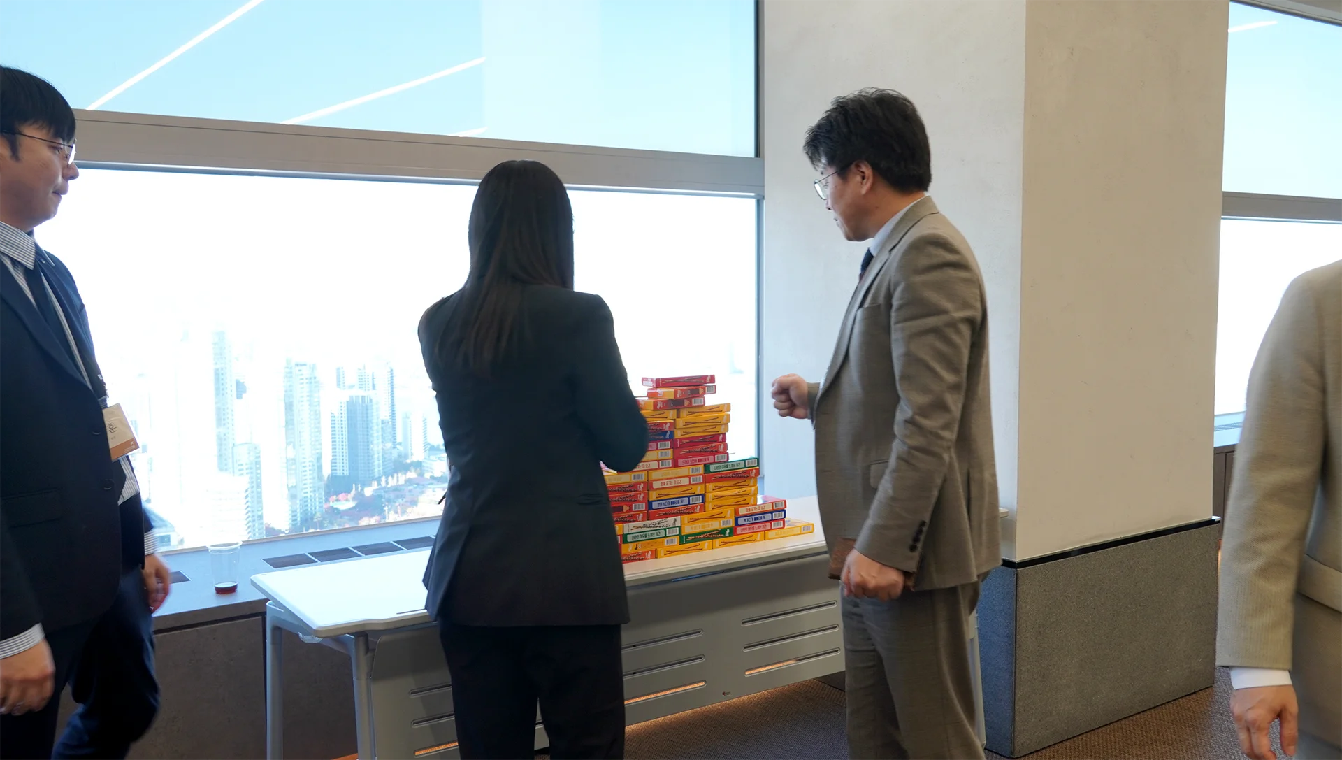 빼빼로를 가져가시는 세무사님들의 뒷모습