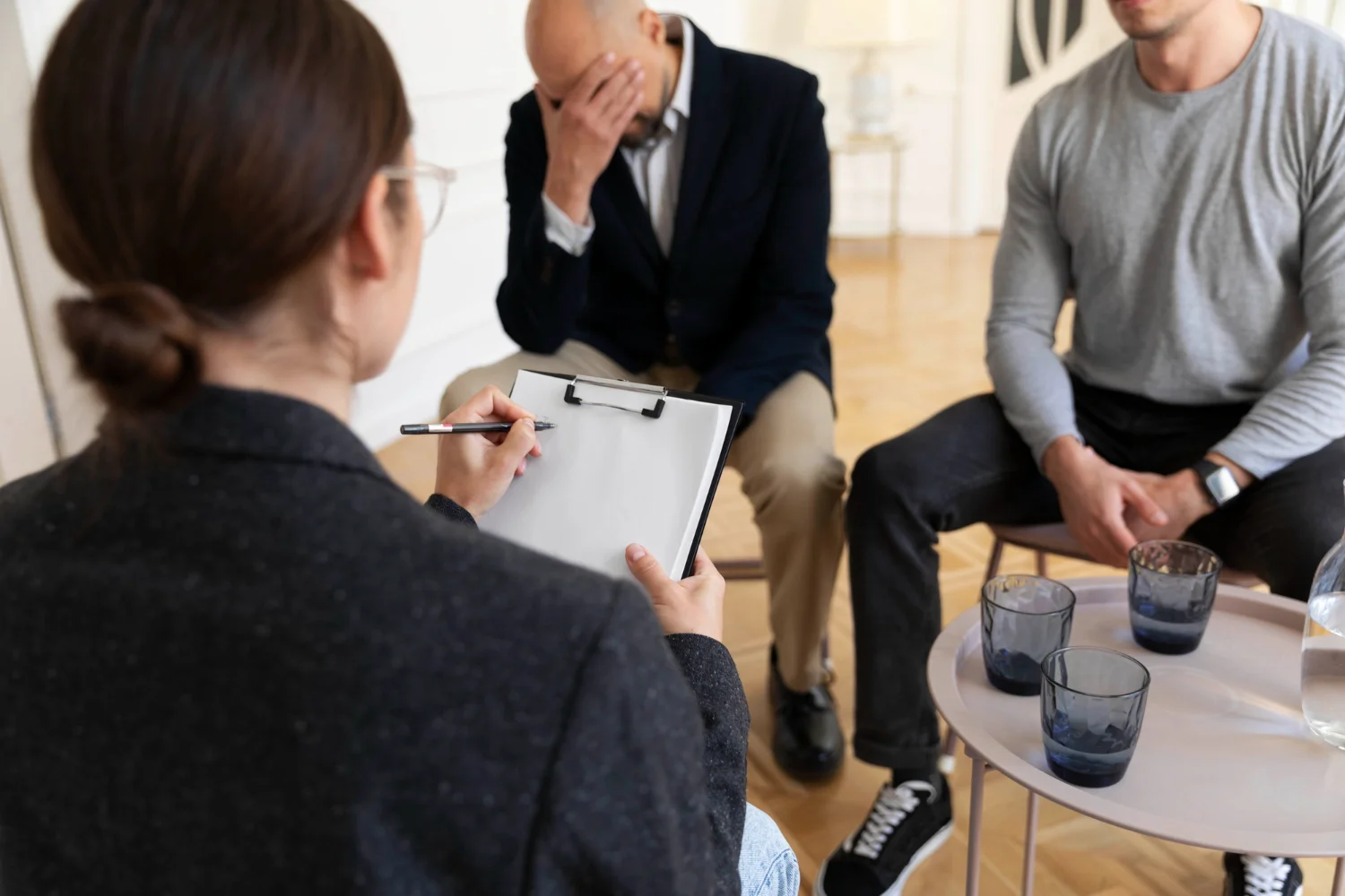 투명한 기업 지배구조와 윤리적 의사결정을 위한 전문 상담 장면