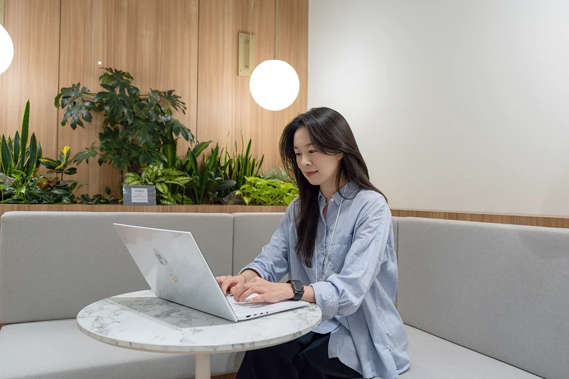 테이블에 앉아 노트북을 이용해 업무를 하는 김소영 선임