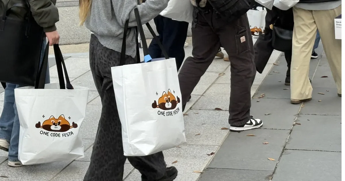 브랜드부스트에서 제작한 리유저블백을 들고있는 삼성 SDS 직원들의 모습