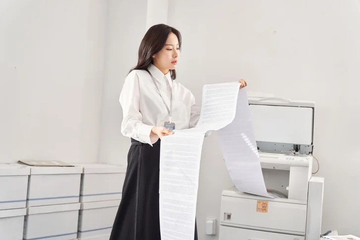 넓은 의미에서의 인사 업무를 의미하는 긴 종이를 들고 있는 사람