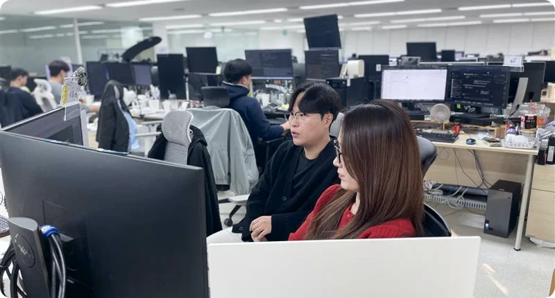 블룸에이아이 CX본부 개발그룹장 이엘과 팀원 윌슨