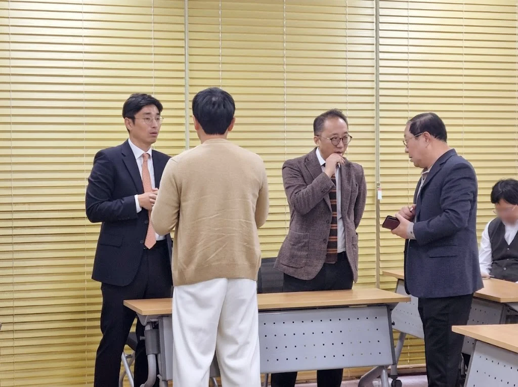 쉬는시간에 강사진들에게 질문하는 칼리지 참석 세무사들