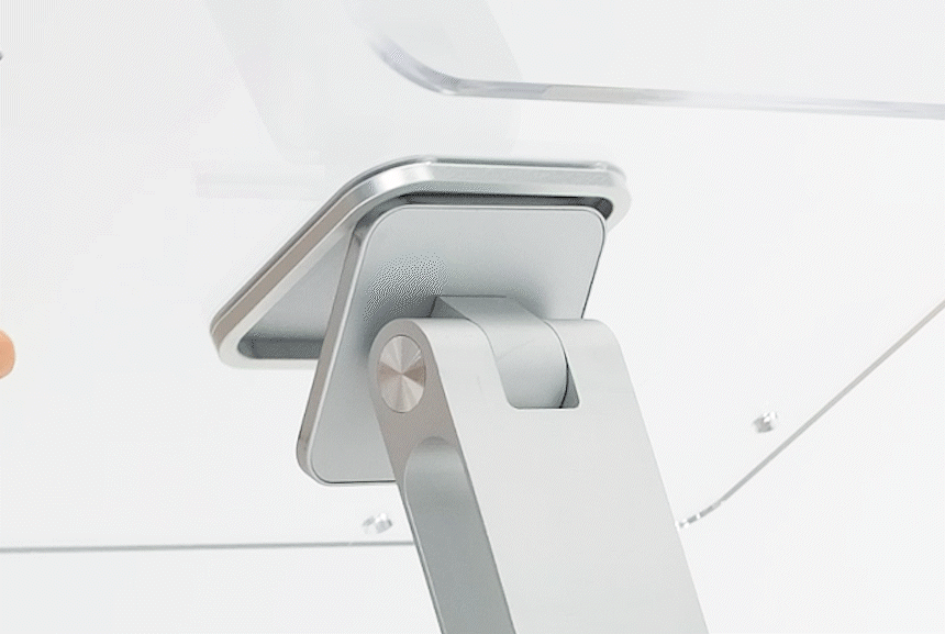 미테르 마그네틱 독서대에 태블릿 PC를 고정하는 모습