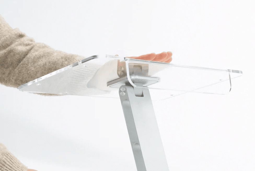 미테르 마그네틱 독서대의 각도와 높이를 조절하는 모습