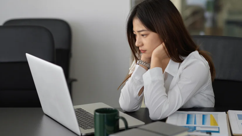 피곤업무 시간에 집중하지 못하고 있는 여자. 자고 일어나도 개운하지 않은 성인 ADHD를 묘사한 사진.