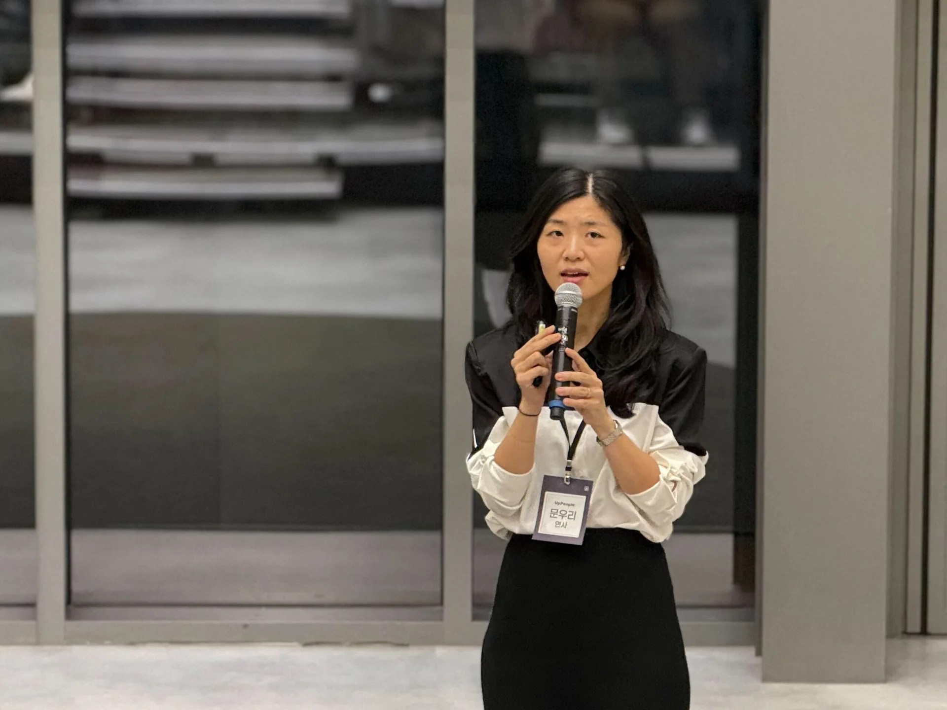 업피플 리더십 세미나에서 강연 중인 40FY 문우리 CEO