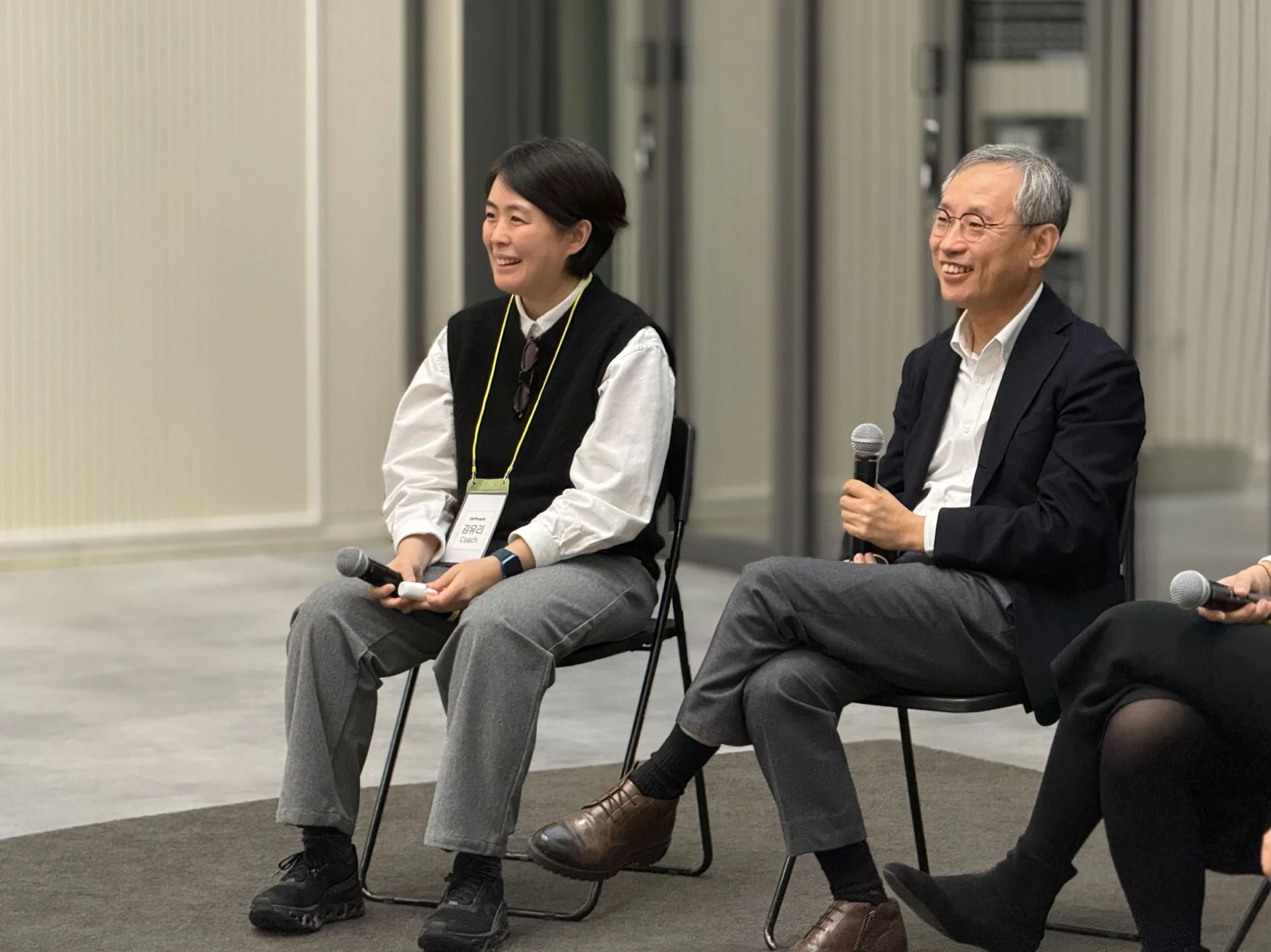 업피플 리더십 세미나에서 QnA 세션을 진행 중인 업피플 김유리 코치와 김상헌 전 네이버 대표이사
