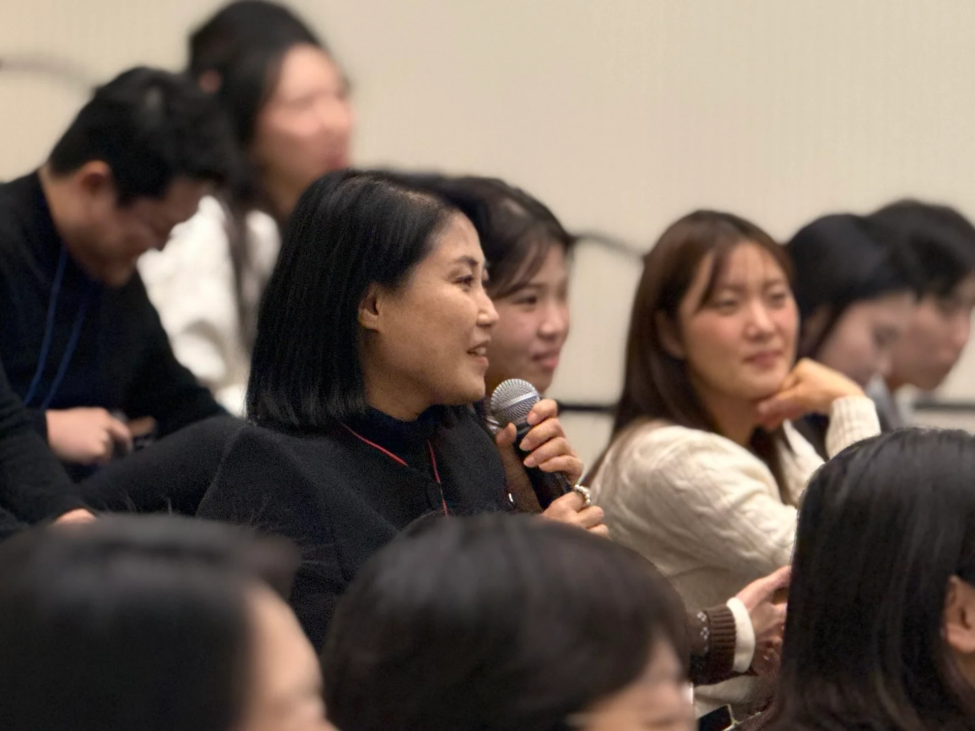 업피플 세미나 QnA 세션에서 패널에게 질문하는 청중