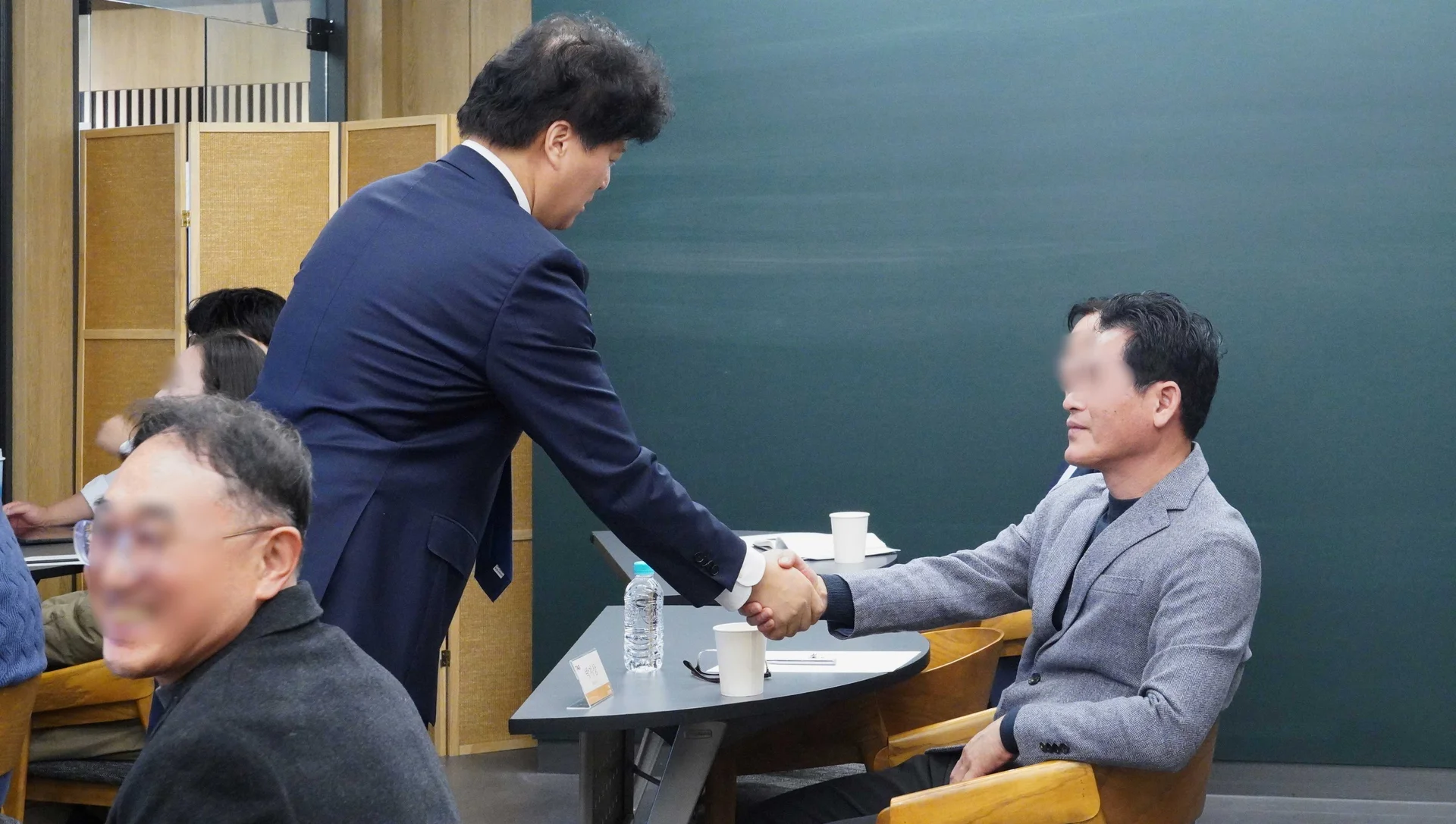 직접 악수 시범을 보여주시는 대표님