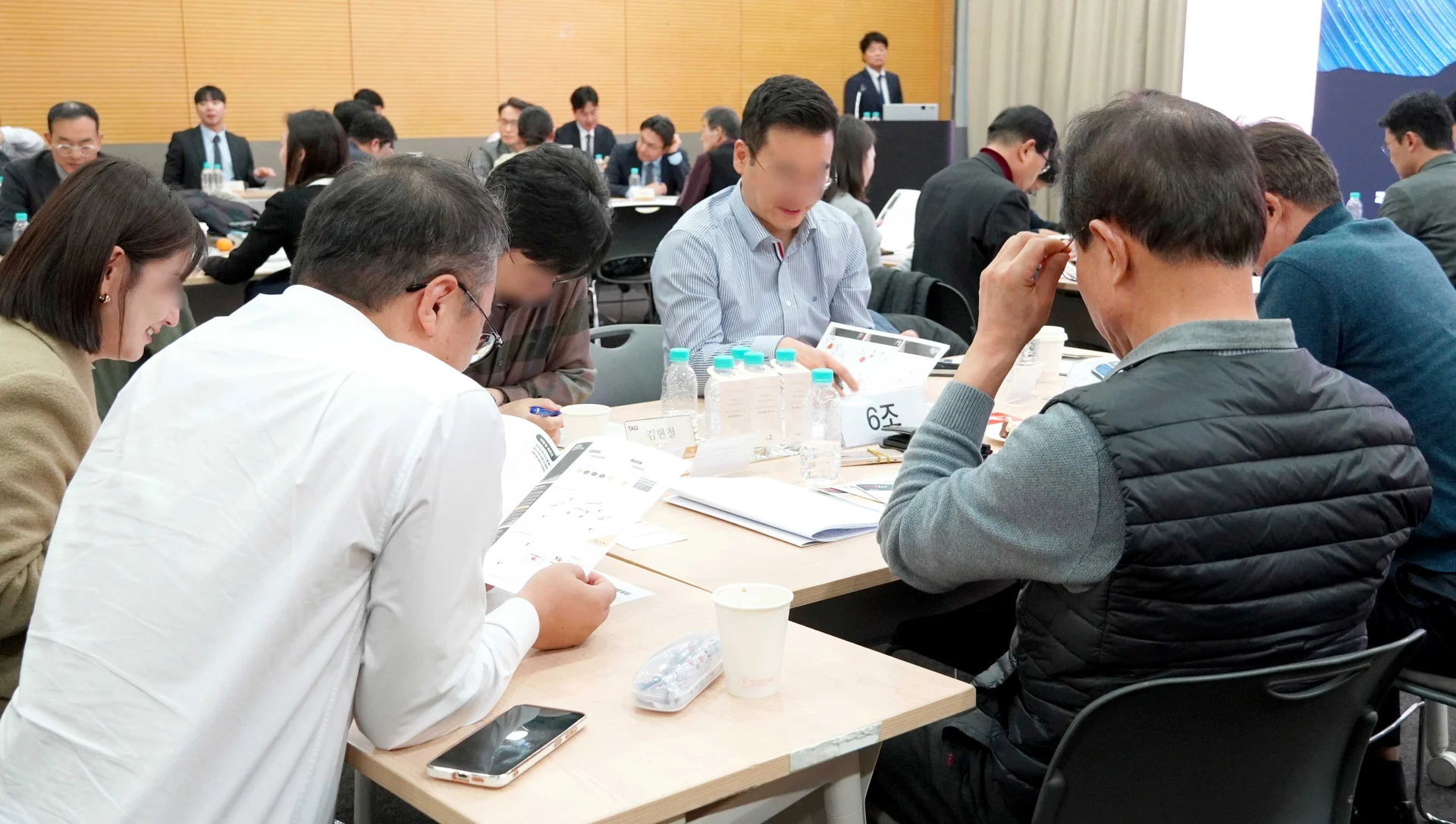 TAG We에서 토론중인 6조의 모습