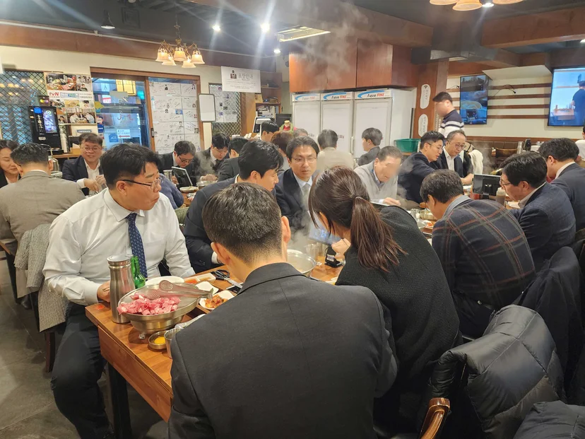 샤브샤브 칼국수 식당인 진면목에서 식사하는 TAG We 참가자 모임
