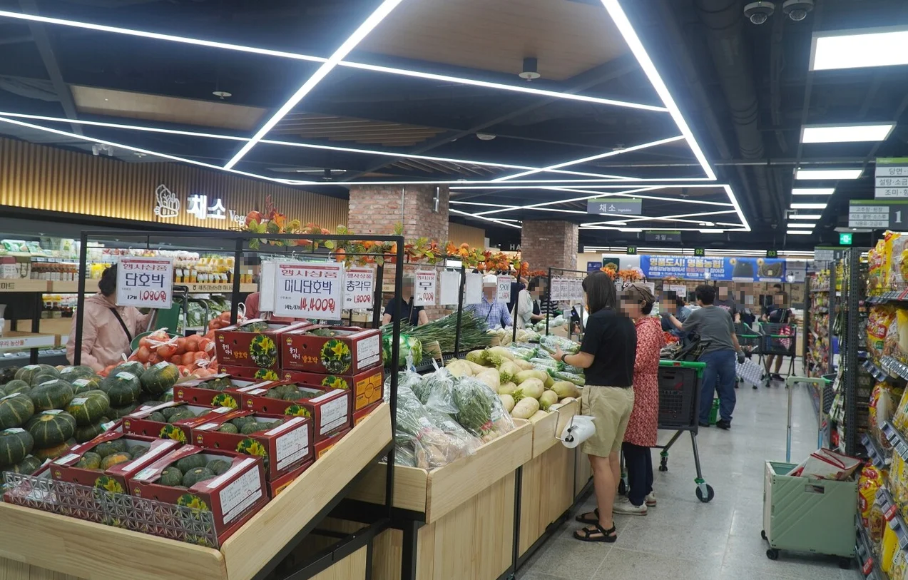 세종강남농협 하나로마트 매장에 POP가 걸려있는 모습