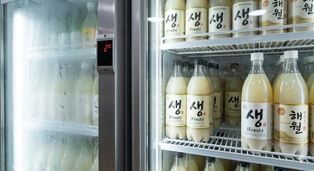 온도에 민감한 생주(살아있는 술)를 철저하게 관리하는 전문적인 모습을 강조합니다.