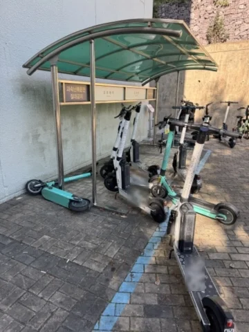 전동킥보드 불법주차 예시 1