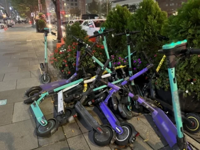 전동킥보드 불법주차 예시 2