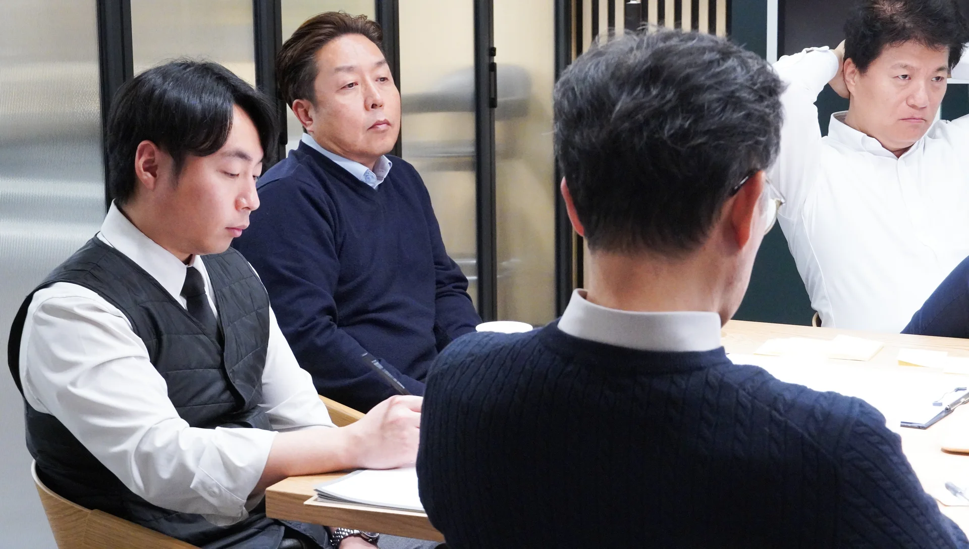 진지한 태도로 경청중인 임원진의 모습