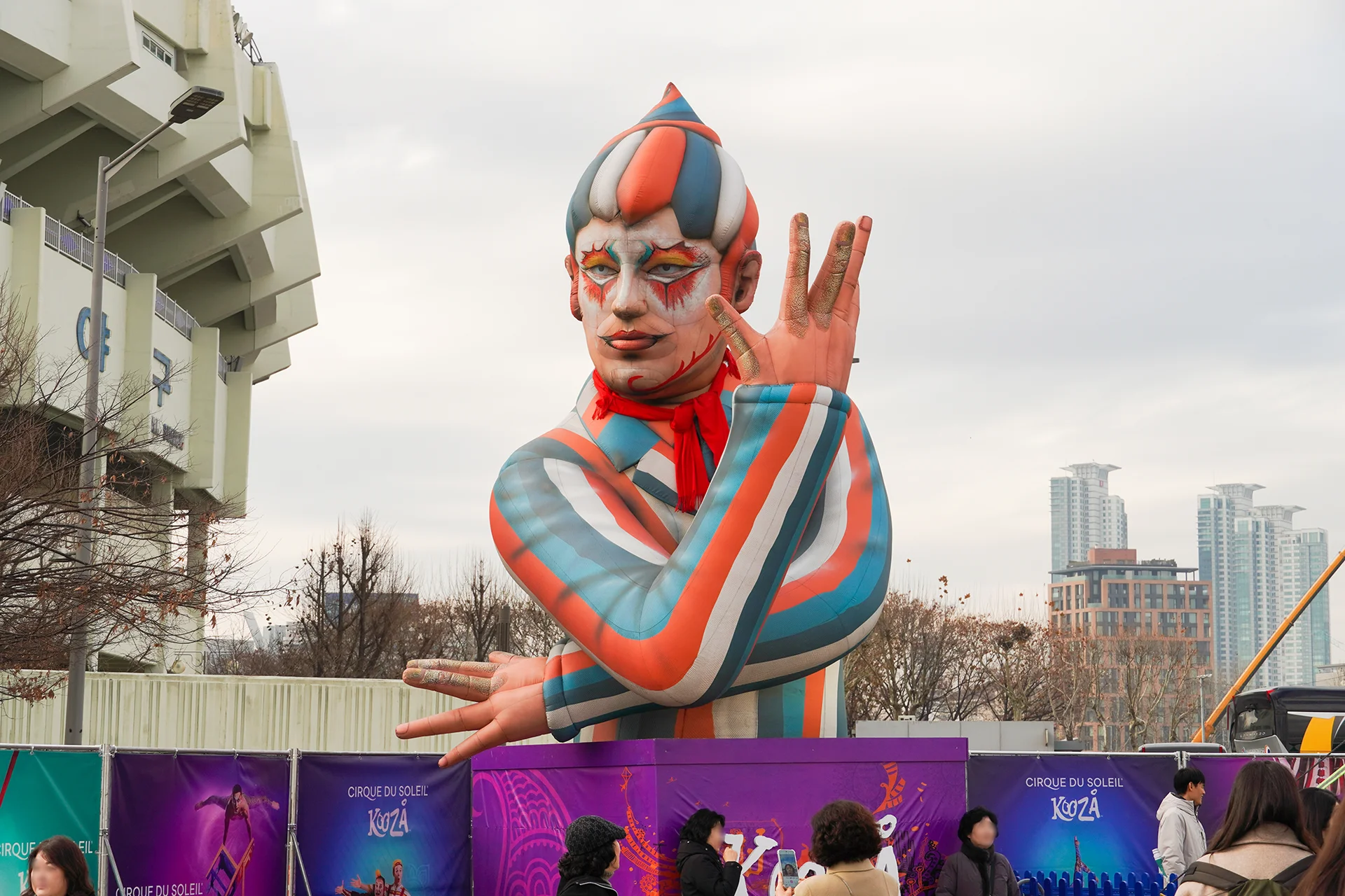 태양의 서커스 쿠자 등장인물 대형풍선