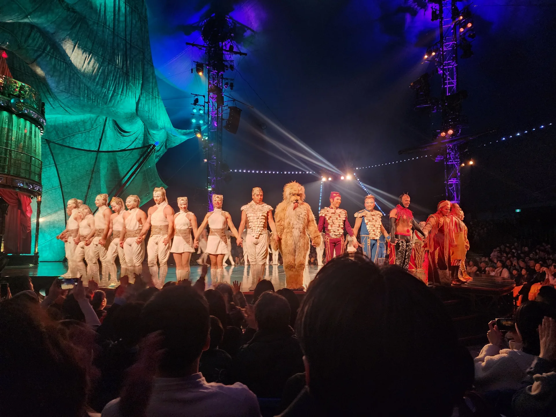 태양의서커스 커튼콜 사진, 단체인사