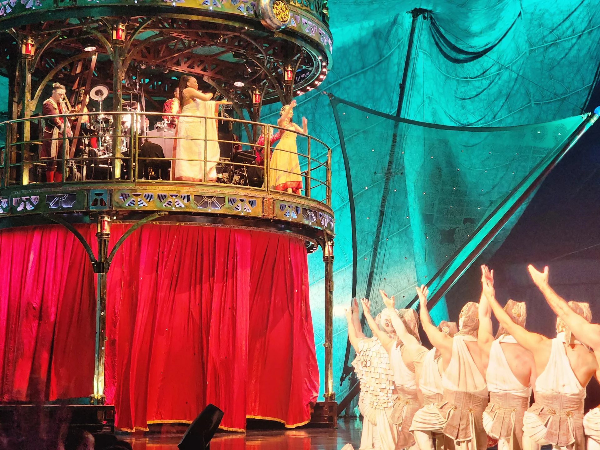 태양의서커스 커튼콜 사진