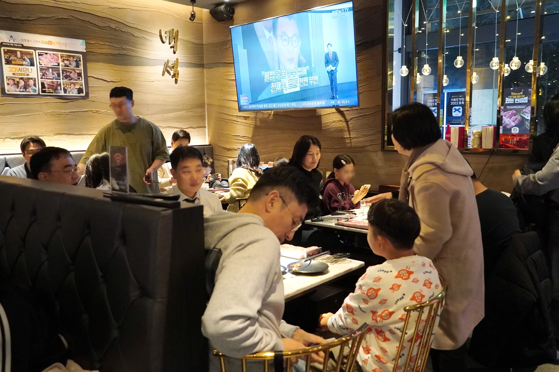 불판 위의 고기 사진