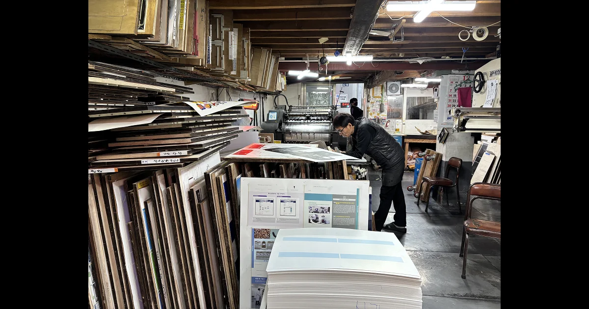 완벽한 결과물을 위해 꼼꼼히 작업물을 살피는 성창지공사 담당자의 모습