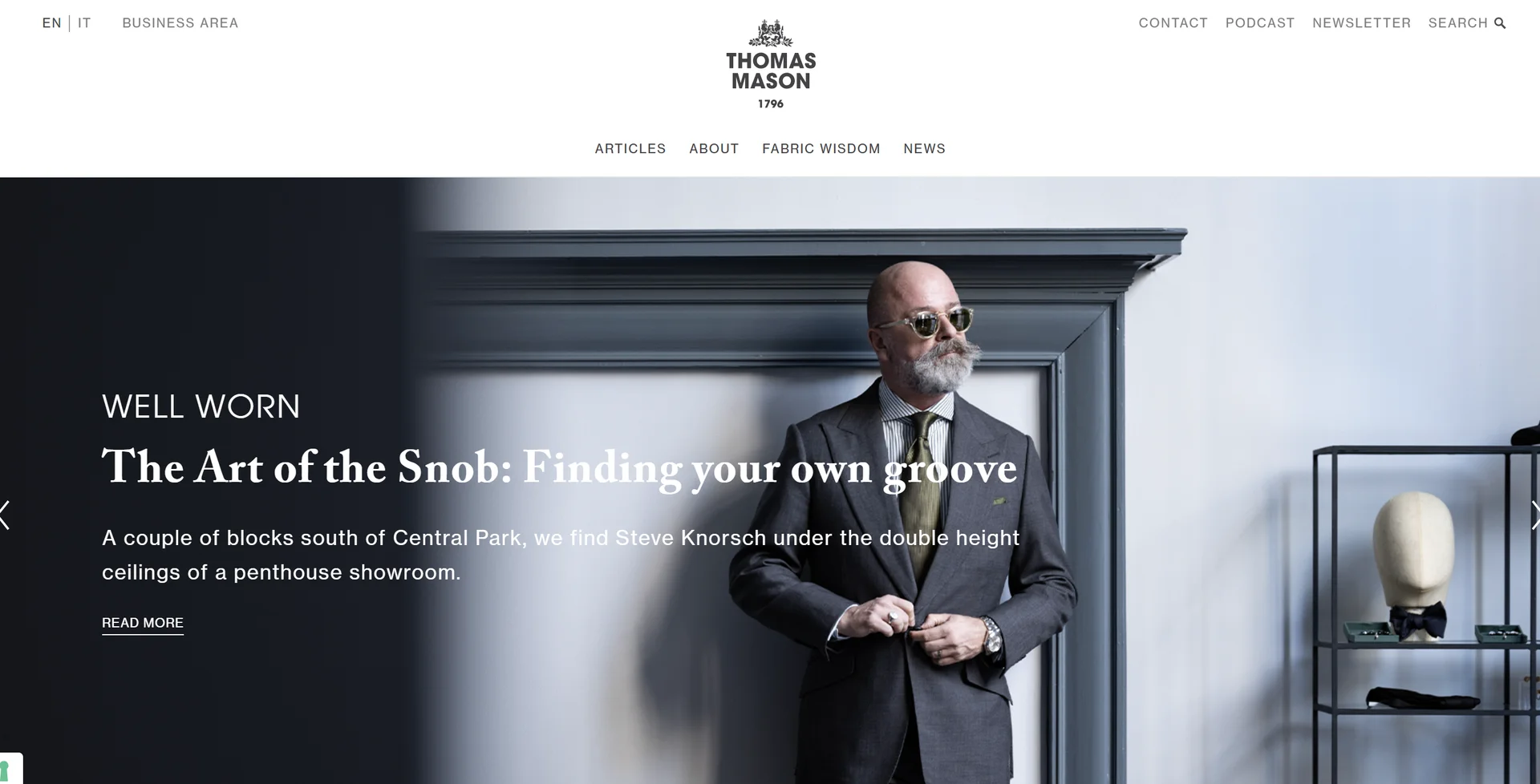 영국 왕실이 인정한 최고의 셔츠 원단, 토마스 메이슨(Thomas Mason)을 분석합니다. 기자 45 면의 탁월함부터 실버라인, 골드라인, 저니(Journey) 컬렉션까지 프리미엄 소재의 정수를 확인하세요.