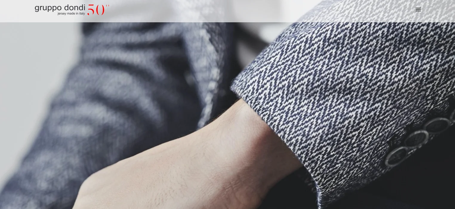 이탈리아 카르피(Carpi)의 자부심, 돈디 저지(Dondi Jersey)의 역사와 독보적인 니트 기술력을 분석합니다. 에르메네질도 제냐 그룹과 함께하는 럭셔리 저지 원단의 혁신과 지속 가능성을 확인하세요.